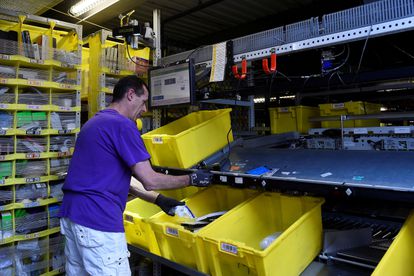Un trabajador en un centro de distribución de Amazon en Baltimore (Maryland), en una imagen de archivo.
